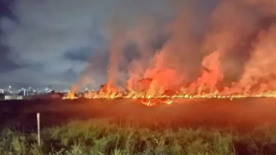 Bombeiros controlam incêndio no bairro Bonfim em Taubaté