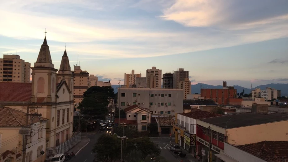 Taubaté tem terça-feira de sol com nevoeiro ao amanhecer