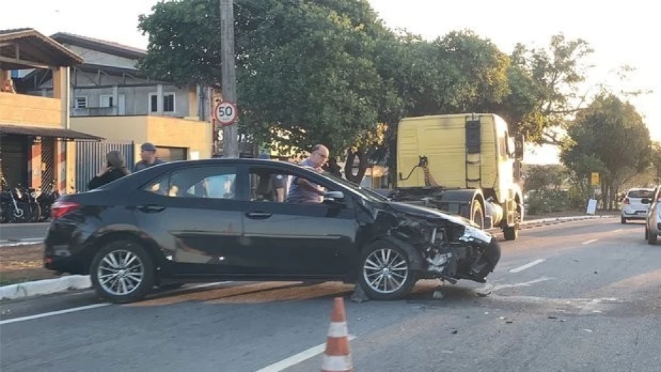 Carro bate em caminhão estacionado em Avenida em Taubaté