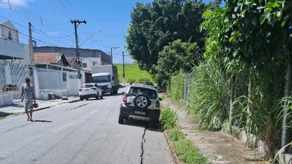 Casas em Taubaté afundam devido a problemas no terreno 