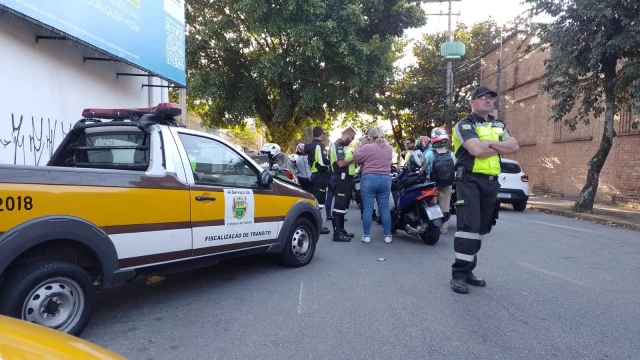 Fiscalização de veículos é realizada no bairro Vila das Graças em Taubaté