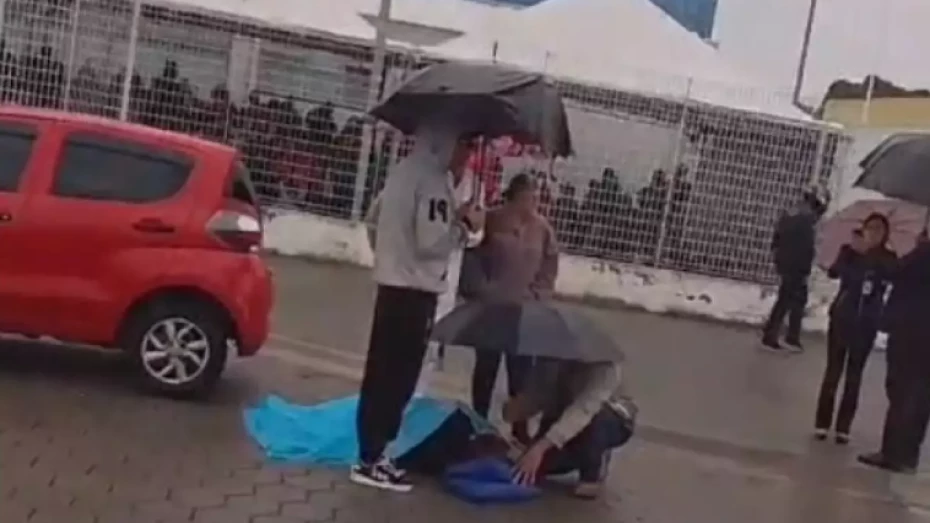 Mulher é atingida por carro em frente ao AME de Taubaté Mulher é atingida por carro em frente ao AME de Taubaté