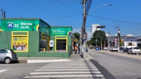 Justiça Eleitoral ordena remoção de imagens de Bolsonaro da fachada de comitê do PL em Taubaté