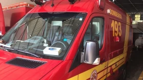 Acidente entre ônibus e carro acontece em Taubaté
