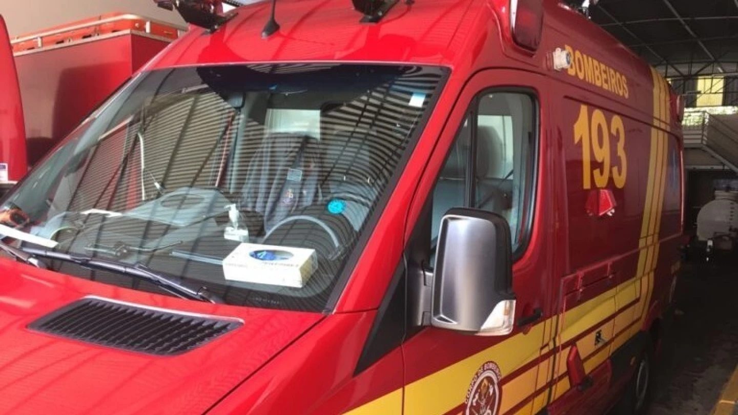 Acidente entre ônibus e carro acontece em Taubaté
