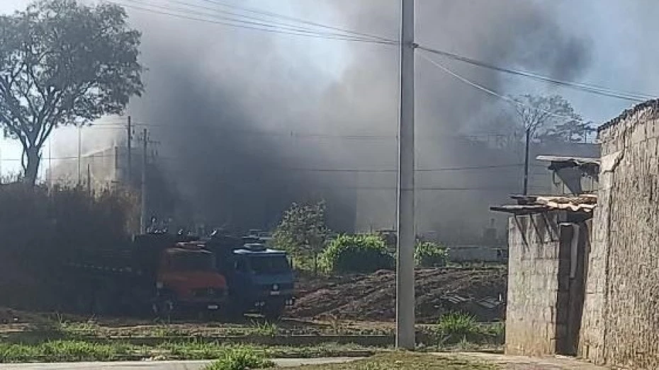 Incêndio em baterias automotivas acontece em uma fábrica de Taubaté
