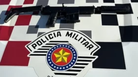 Polícia Militar prende trio com submetralhadora em Taubaté Polícia Militar prende trio com submetralhadora em Taubaté