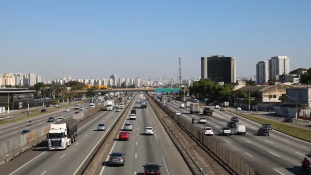 Mulher é atropelada por caminhão na Rodovia Presidente Dutra em Taubaté