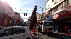 Lona de prédio cai em rede elétrica no centro de Taubaté