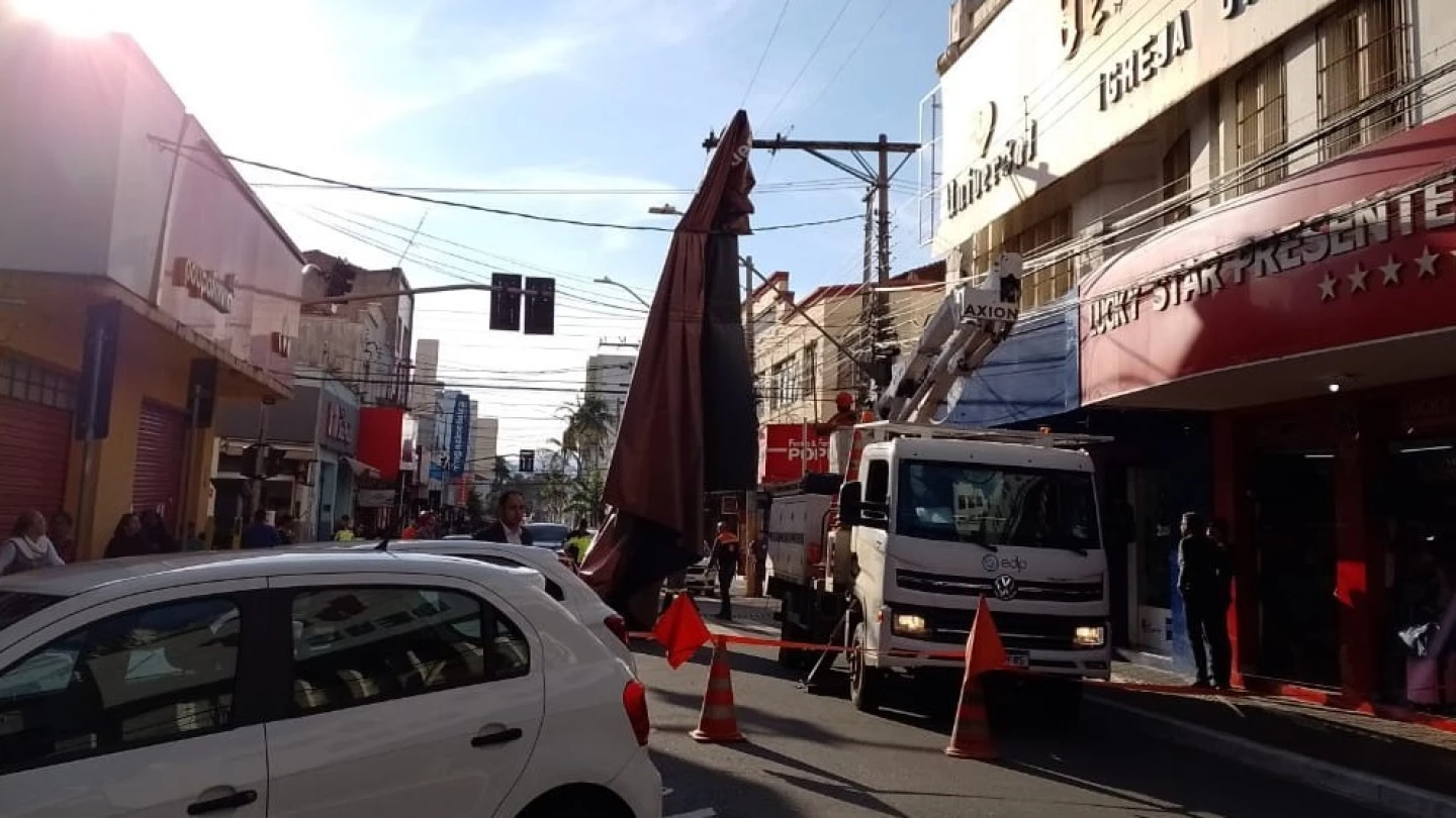 Lona de prédio cai em rede elétrica no centro de Taubaté