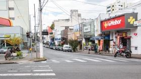 Criminosos arrombam caixas eletrônicos de banco no centro de Taubaté