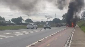 Veículo pega fogo na Dutra em Taubaté