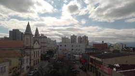 Dia de sol com algumas nuvens em Taubaté