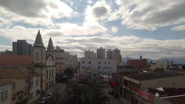 Dia de sol com algumas nuvens em Taubaté
