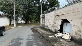 Veículo perde o controle e invade casa em Taubaté