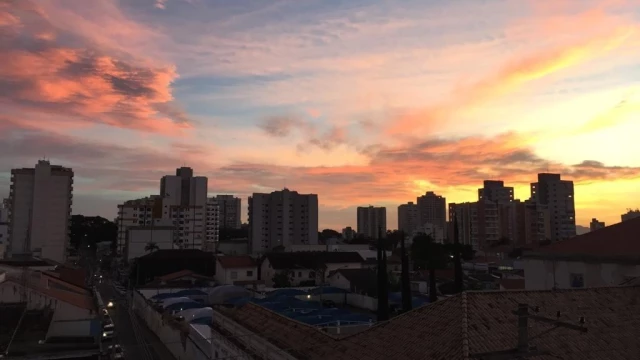Quinta-feira de sol com nevoeiro ao amanhecer em Taubaté