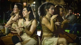 Espetáculo "A Farsa do Açúcar Queimado ou a Mulher que Virou Pudim" é destaque no Sesc Taubaté  