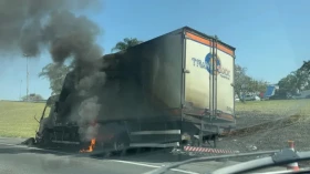 Caminhão pega fogo duas vezes na Dutra em Taubaté 