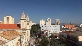 Domingo é de sol o dia todo sem nuvens no céu em Taubaté