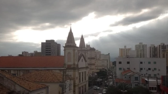 Terça-feira é quente com muitas nuvens durante o dia em Taubaté