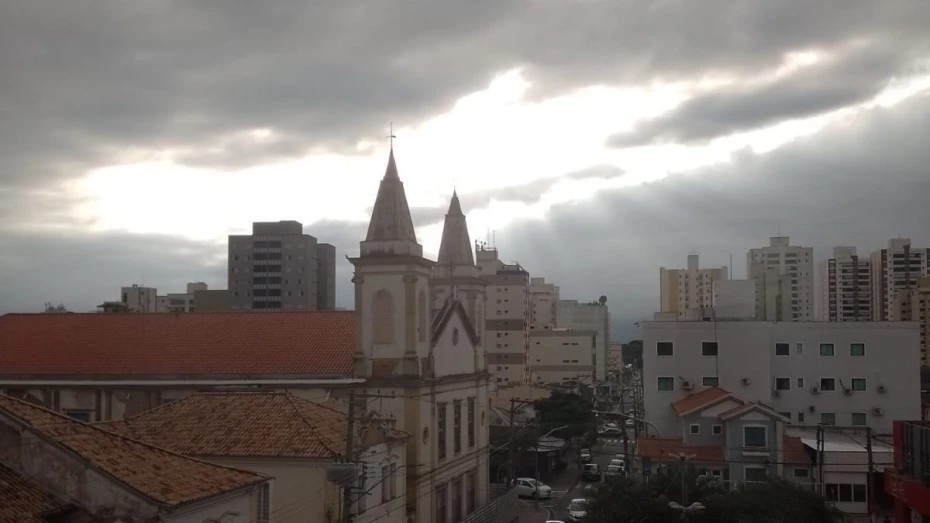 Terça-feira é quente com muitas nuvens durante o dia em Taubaté