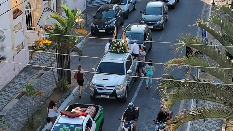 Relíquias de Santa Teresinha chegam a Taubaté e reúnem fiéis em celebração Relíquias de Santa Teresinha chegam a Taubaté e reúnem fiéis em celebração