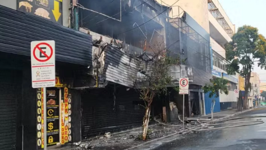 Incêndio destrói loja de bijuterias no centro de Taubaté