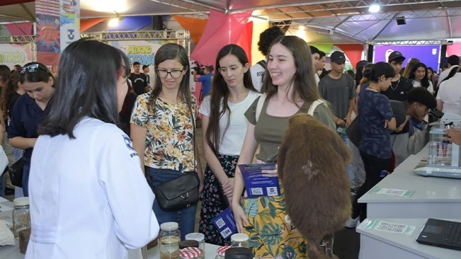 Feira de Profissões da UNITAU oferece mais de 40 cursos no novo Centro de Eventos