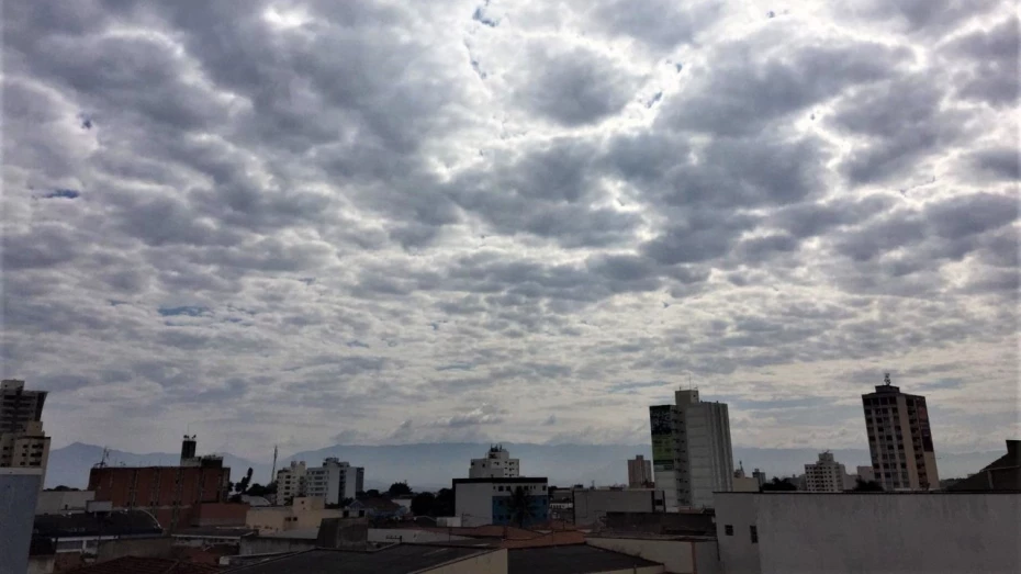 Dia ensolarado e com muitas nuvens nesta sexta-feira em Taubaté