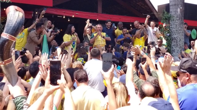 Ex-presidente Jair Bolsonaro participa de carreata em Taubaté e faz discurso a apoiadores