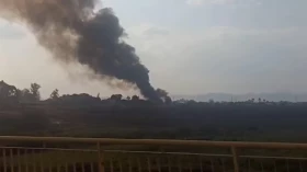 Grande incêndio atinge terreno com materiais recicláveis em Taubaté
