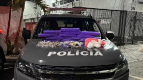 Homem é preso em flagrante após cão farejador localizar 15 tijolos de maconha em Taubaté