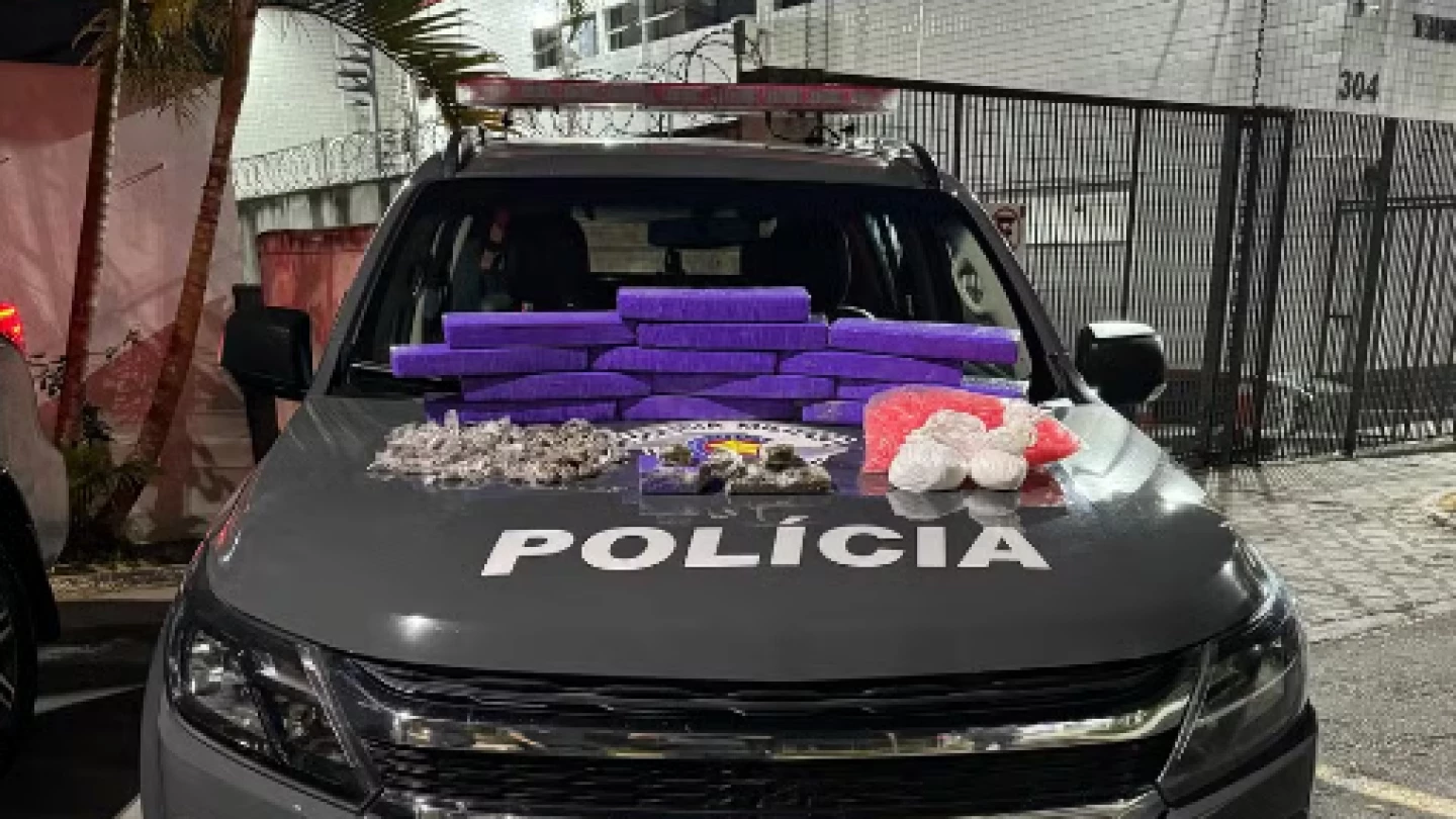 Homem é preso em flagrante após cão farejador localizar 15 tijolos de maconha em Taubaté