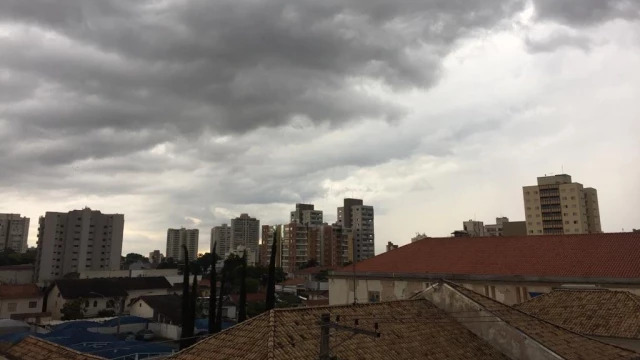 Quinta-feira é nublada e chuvosa em Taubaté