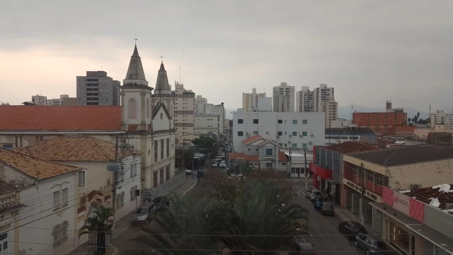 Domingo deve ser parcialmente nublado e com muitas nuvens 