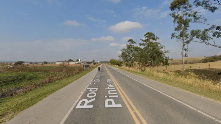 Três pessoas ficam feridas após colisão frontal na Rodovia Floriano Rodrigues Pinheiro, em Taubaté Três pessoas ficam feridas após colisão frontal na Rodovia Floriano Rodrigues Pinheiro, em Taubaté