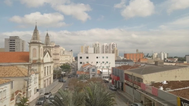 Sol entre nuvens marca a terça-feira em Taubaté