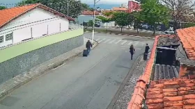 Criminosos invadem casa em Taubaté e viram câmera ao perceberem gravação durante furto