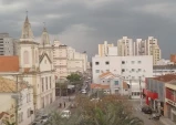 Sábado nublado e com chuva em Taubaté