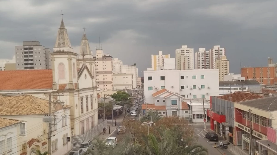 Sábado nublado e com chuva em Taubaté