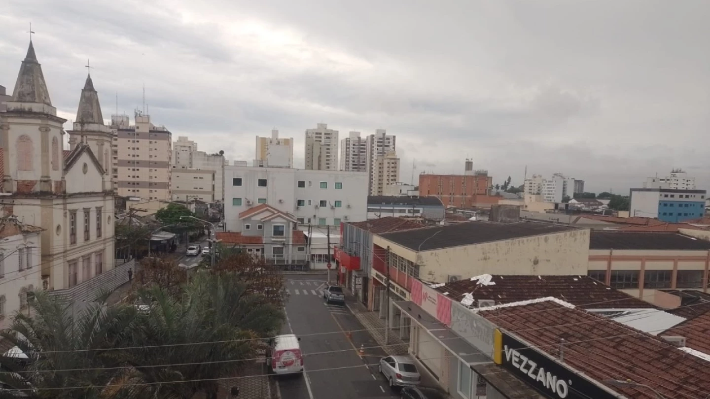 Terça-feira é de sol entre nuvens em Taubaté