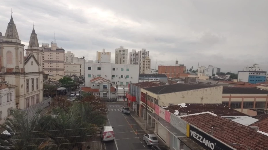 Terça-feira é de sol entre nuvens em Taubaté