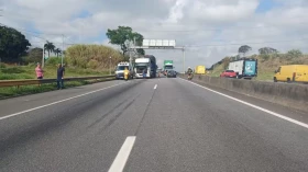 Dois acidentes complicam o trânsito na Dutra, em São José dos Campos e Taubaté
