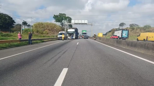 Dois acidentes complicam o trânsito na Dutra, em São José dos Campos e Taubaté
