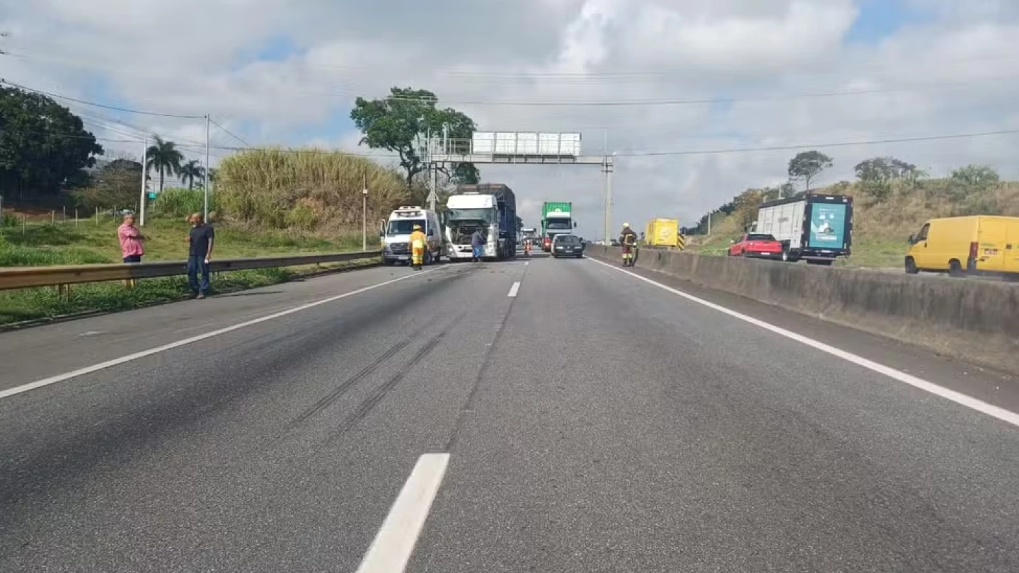 Dois acidentes complicam o trânsito na Dutra, em São José dos Campos e Taubaté