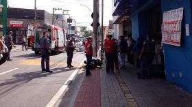 Acidente entre motociclista e pedestre acontece em frente à Rodoviária Velha, em Taubaté