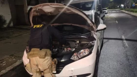 Venezuelana e colombianos são presos com carro furtado na Via Dutra em Taubaté