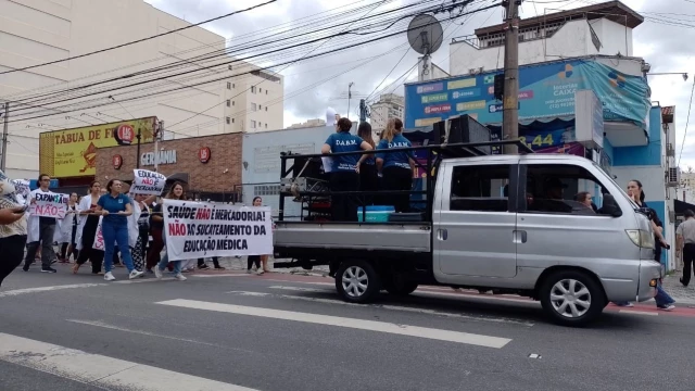 Alunos da UNITAU manifestam contra a abertura do terceiro campus de medicina