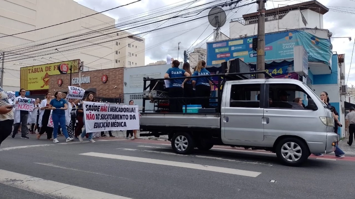 Alunos da UNITAU manifestam contra a abertura do terceiro campus de medicina