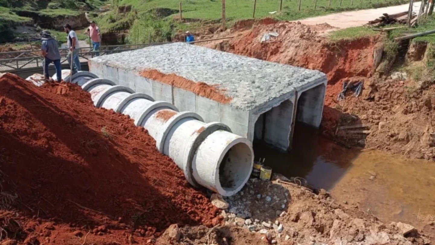 Taubaté substitui ponte de madeira na Estrada do Borba por aduelas de concreto